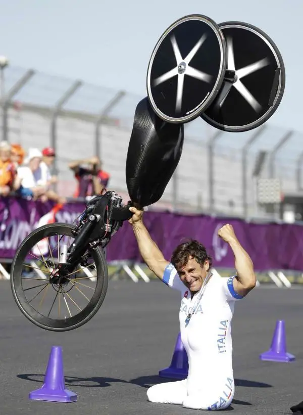Alex Zanardi wins paralympics H4 class individual time trial handcycle gold
