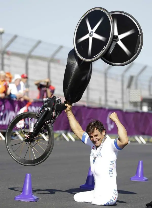 Alex Zanardi won the gold medal at London Paralympics