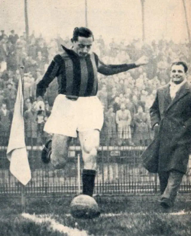 Fausto Coppi as a football player: he is taking a corner kick during the match.