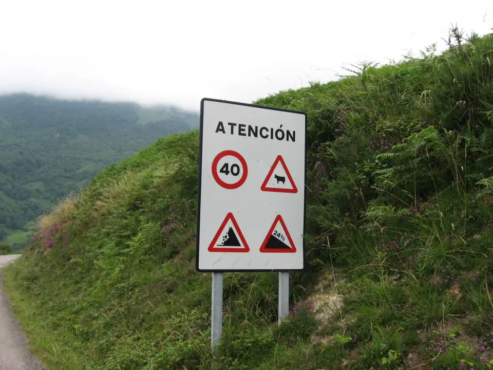 Alto de l'Angliru, signs