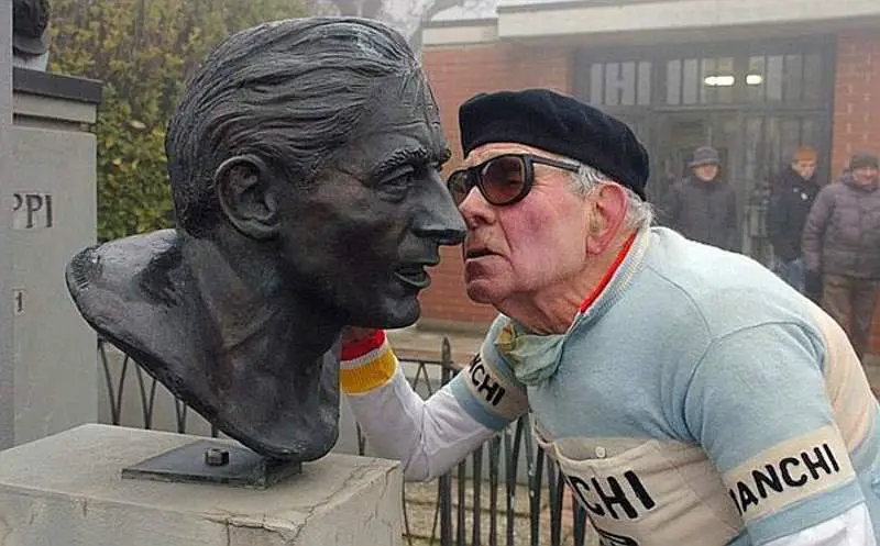 Valeriano Falsini salutes Fausto Coppi's bust