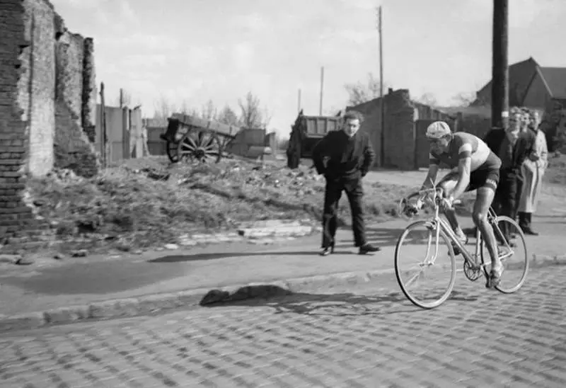 Fausto Coppi going to win Paris-Roubaix 1950