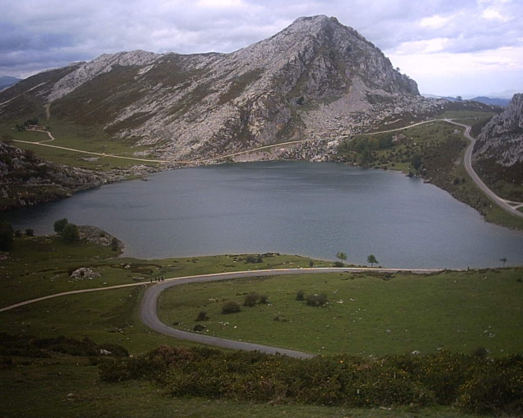 Vuelta a España 2014 stage 15 finish - Lago Enol (Enol Lake)